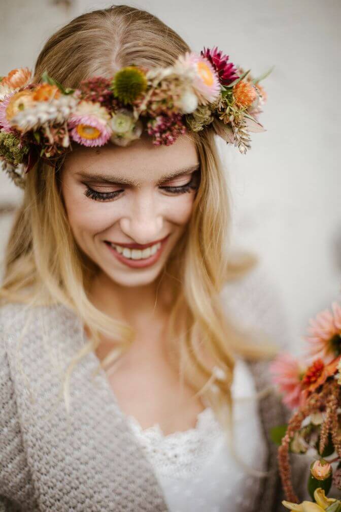 Herbsthochzeit Boho Braut mit Blumenkranz