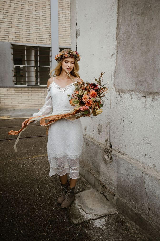 Herbsthochzeit Boho Braut in Industrielocation