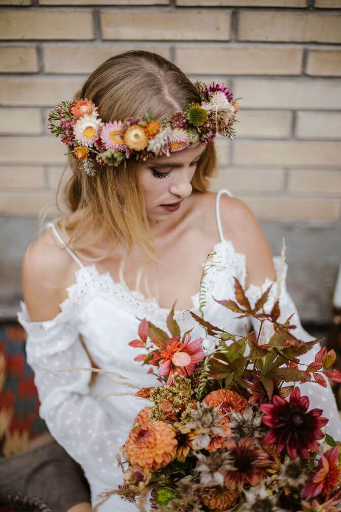 Herbsthochzeit Braut mit Blumenkranz
