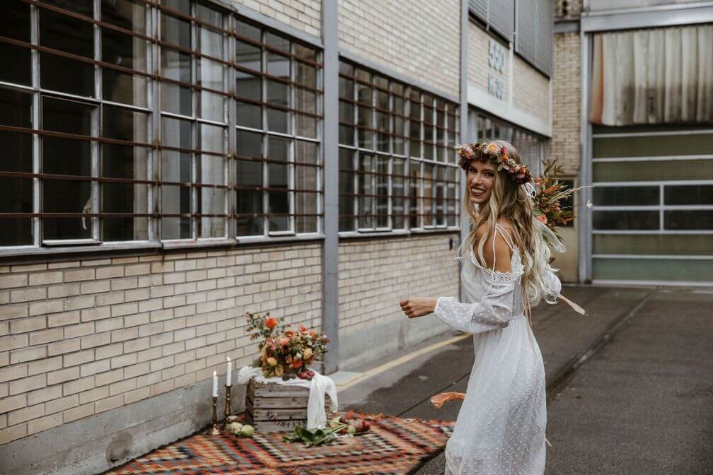 Herbsthochzeit Boho Braut in Industrielocation
