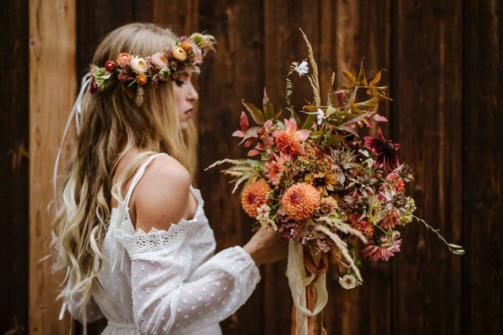 Boho Braut mit Blumenkranz und Strauß