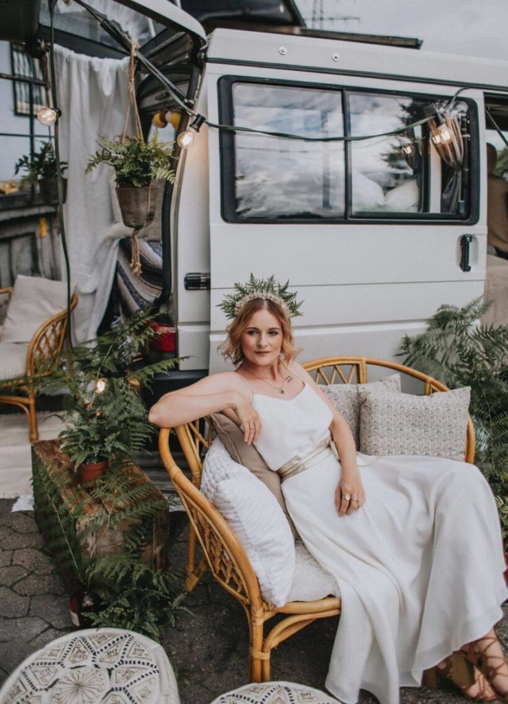 Farnhochzeit Braut vor VW Bus