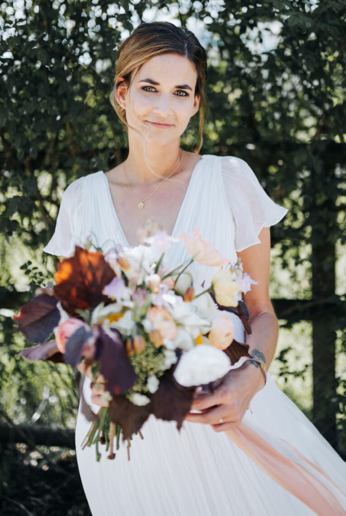 Sommerhochzeit Braut mit Brautstrauß