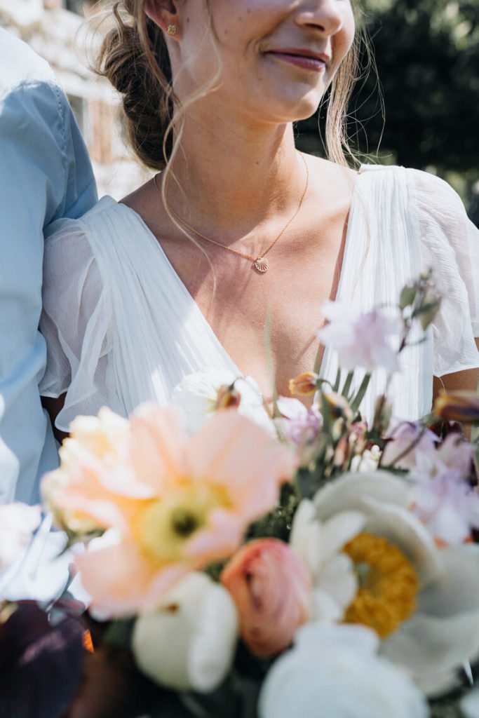 Sommerhochzeit Brautpaar mit Brautstrauß