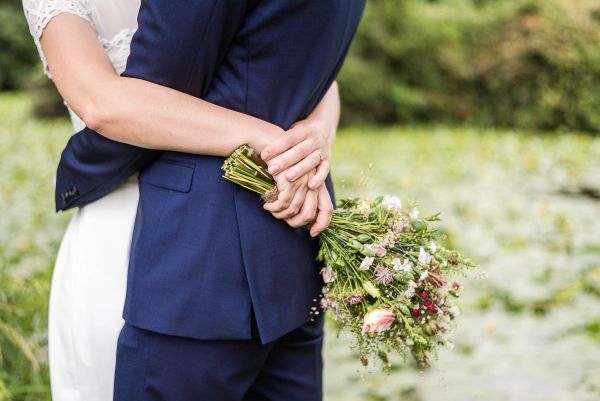 Nachhaltige DIY Hochzeit Brautpaar mit Brautstrauß