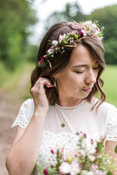 Nachhaltige DIY Hochzeit Braut mit Blumenkranz
