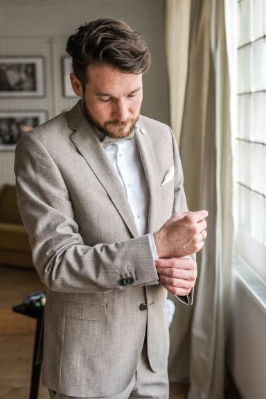 Winter Wedding Bräutigam im Hochzeitsanzeug