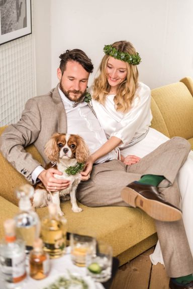 Brautpaar mit Hund auf Sofa
