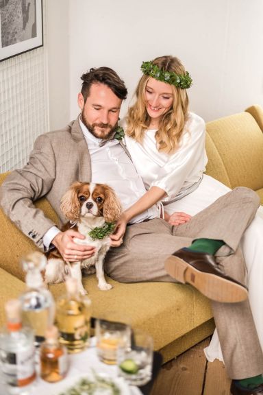 Winter Wedding Brautpaar mit Hund auf Sofa