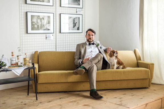 Winter Wedding Bräutigam mit Hund